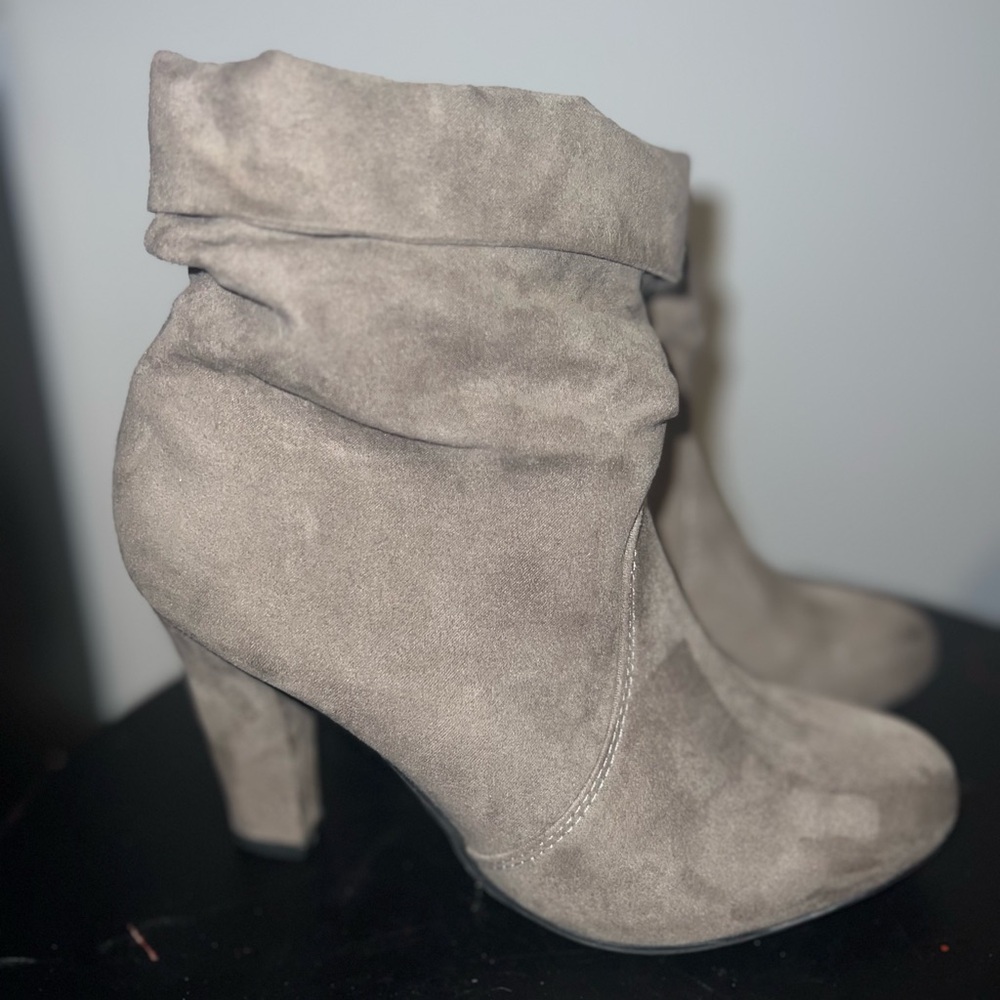 Gray heel boots, size 7